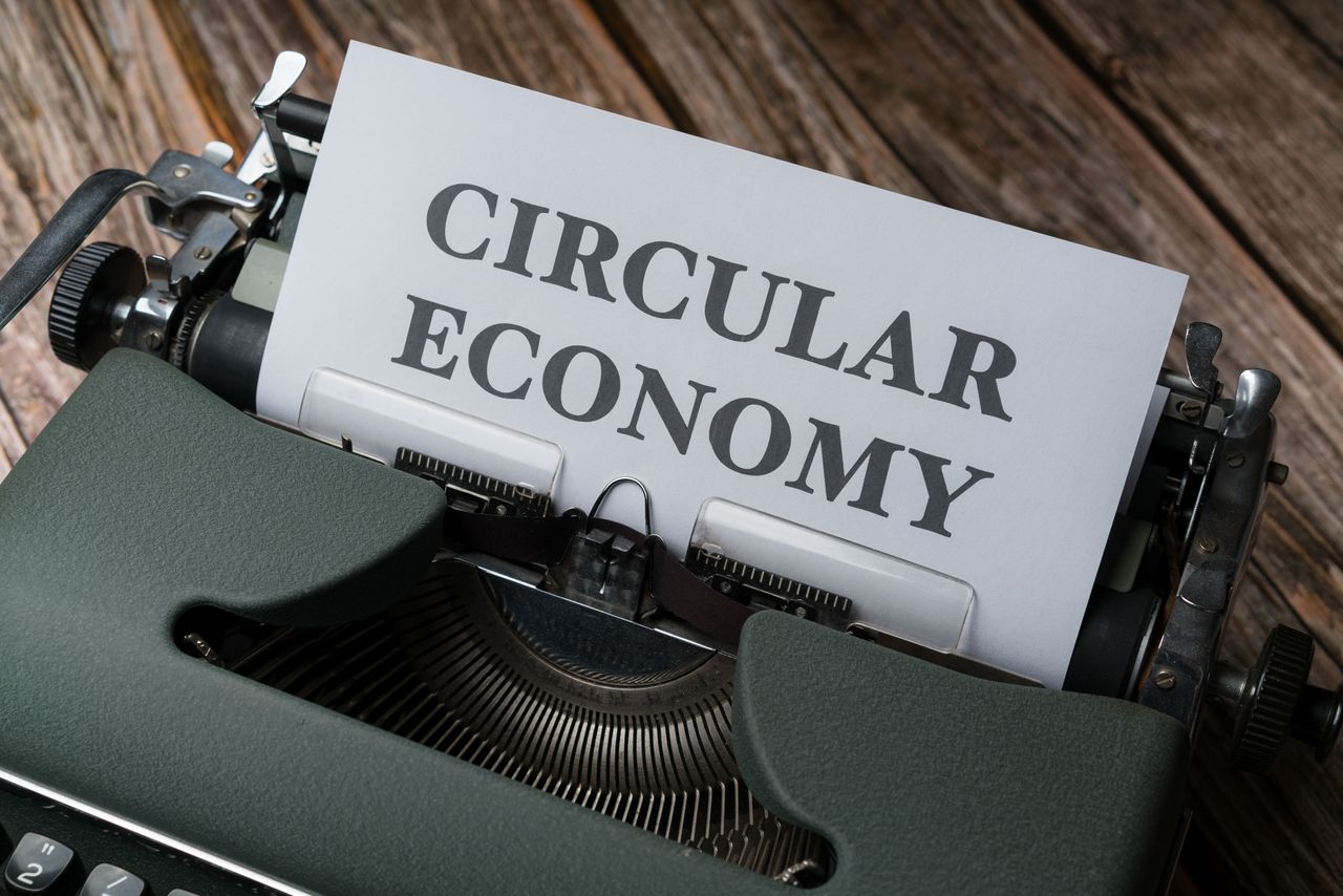 Close-up of a typewriter with 'Circular Economy' paper, suggesting sustainability.